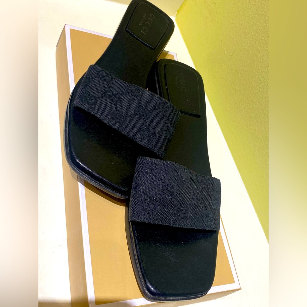 Authentic Vintage Monogram Gucci Slip-On Sandals 🩴!